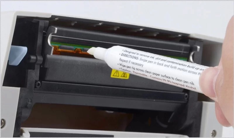 Thực hiện vệ sinh đầu in nhiệt đúng cách