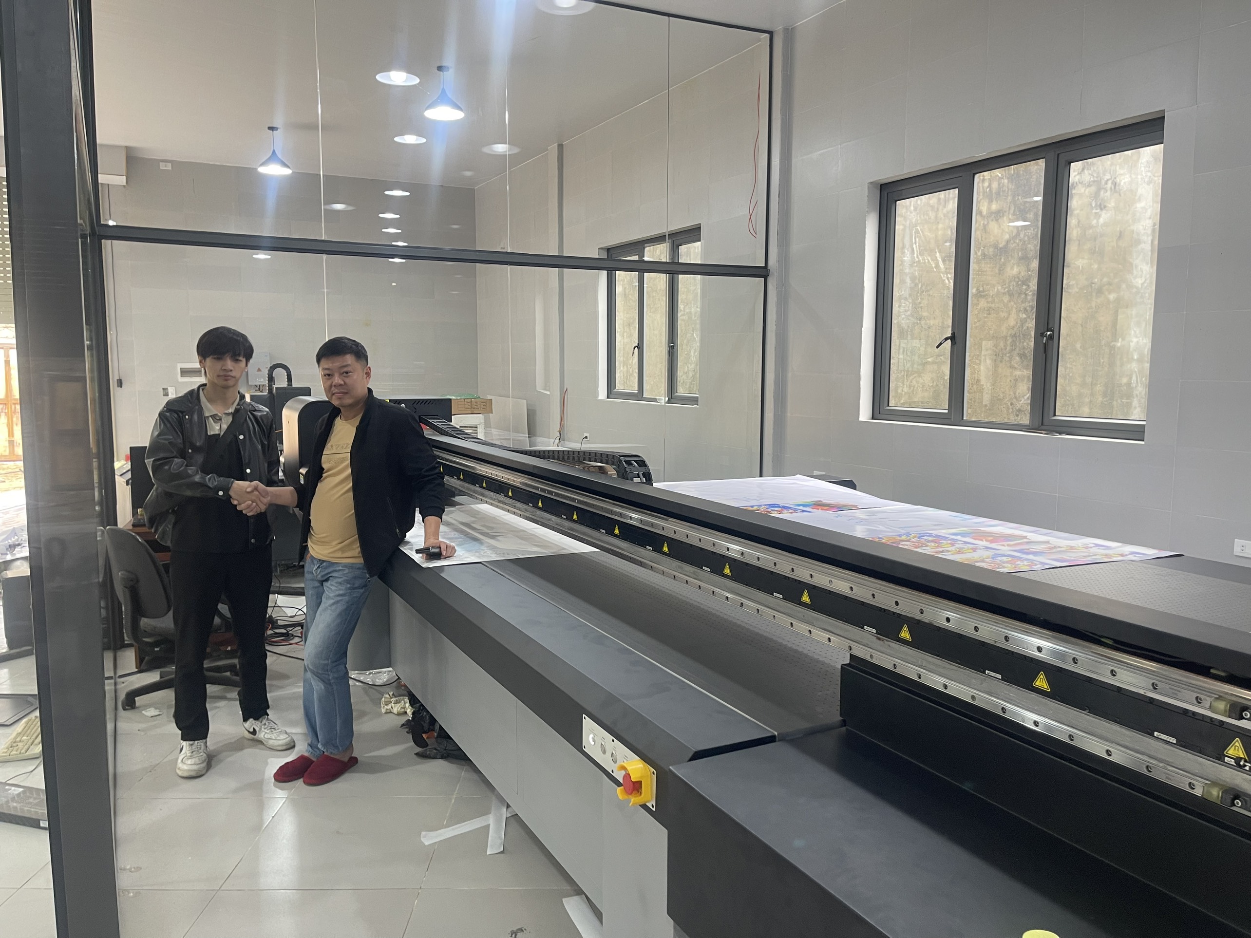 Lắp đặt và bàn giao máy in UV 3225 cho khách hàng tại Vinh, Nghệ An