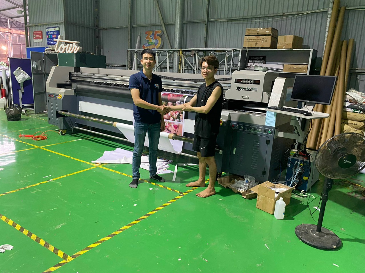 Bàn giao máy in uv cuộn 3m2 đầu Konica 1024A cho khách hàng tại Hà Nội