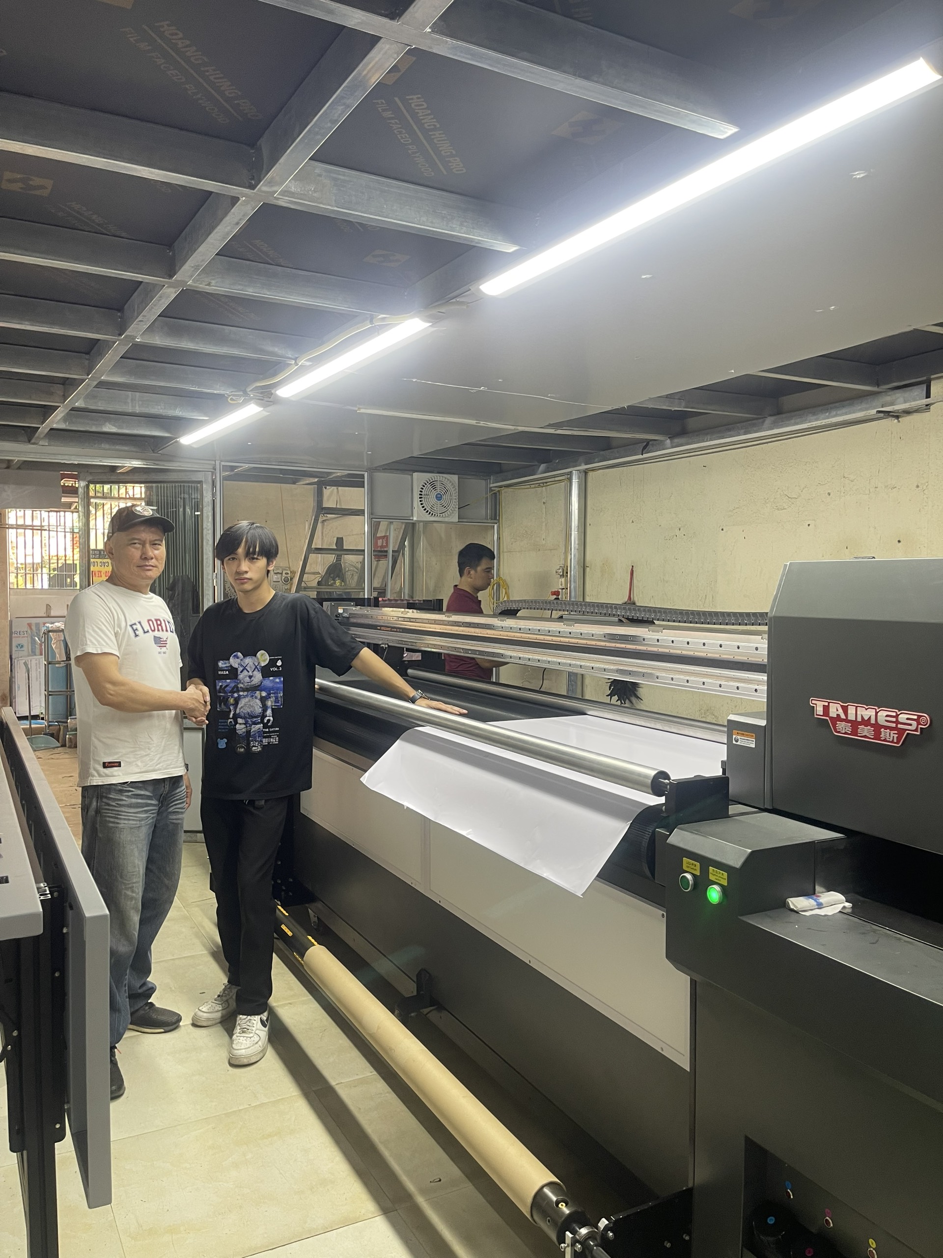 Bàn giao máy in uv cuộn phẳng Taimes 2500H cho công ty AD tại Thanh Hóa