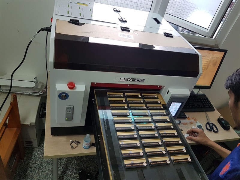 Máy in uv khổ nhỏ là gì?