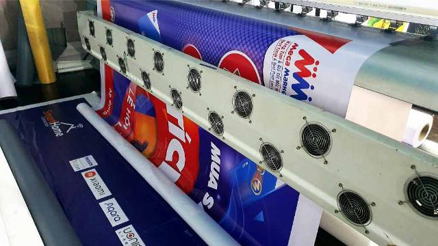 Làm biển quảng cáo tấm lớn - Ứng dụng của bạt in quảng cáo