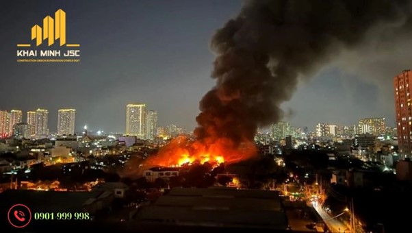 Cháy nhà kho hàng nghìn m2 ở TP HCM