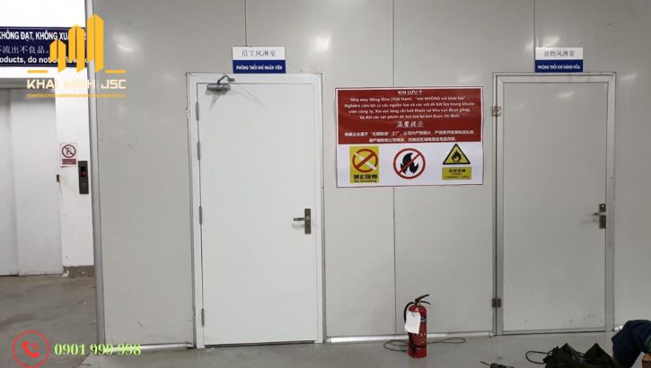 Cửa chống cháy được thiết kế để tự động đóng lại trong trường hợp phát hiện có lửa