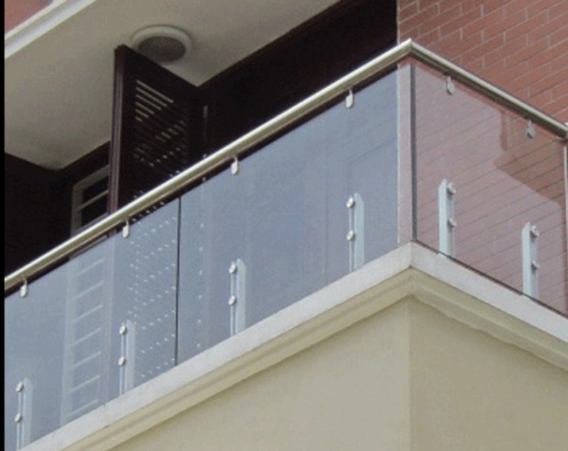 Lan can xây bằng gạch và kính