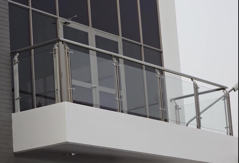 lan can gạch và kính