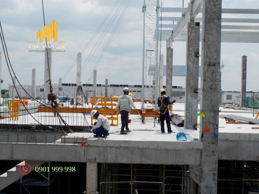 Tường dày 150–180 mm, sàn 120–150 mm giúp cách âm hiệu quả