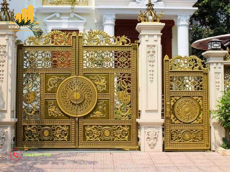 Bố cục cổng và cửa chính thiếu hợp lý