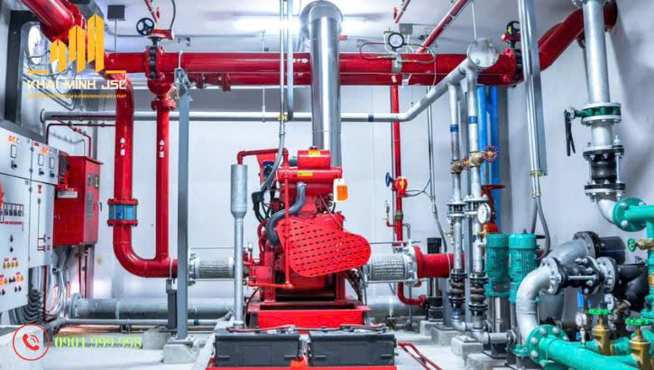 Hệ thống bơm chữa cháy với đường ống và van điều áp trong một tòa nhà.