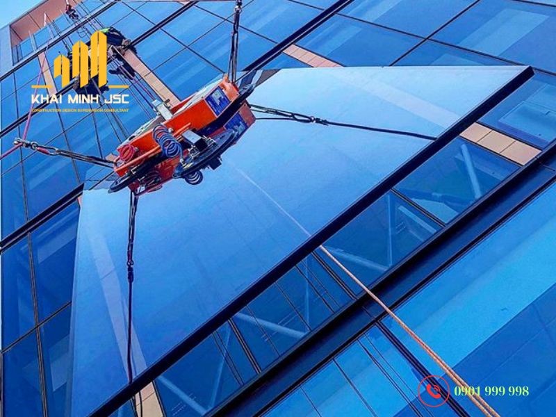 Công nghệ nâng và lắp đặt tấm kính khối lớn đòi hỏi độ chính xác cao
