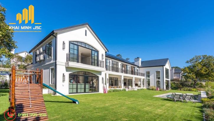 Sân trung tâm biệt thự chữ U là điểm nhấn điều hòa sáng, gió và cảnh quan