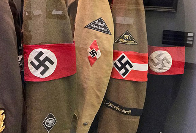 Tại sao Hitler sử dụng hình chữ “Vạn” làm biểu tượng cho đảng Quốc Xã? Tại sao Hitler sử dụng hình chữ “Vạn” làm biểu tượng cho đảng Quốc Xã?