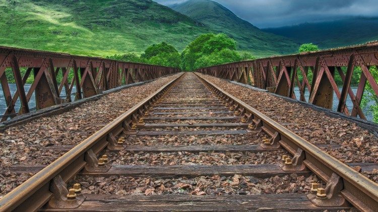 Vì sao ray trên đường sắt phải làm thành hình chữ “i”? Vì sao ray trên đường sắt phải làm thành hình chữ “i”?