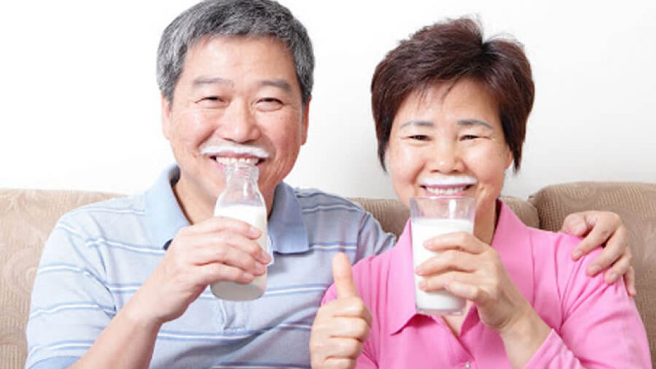 Sữa là nguồn cung dinh dưỡng tốt cho những người già không ăn được