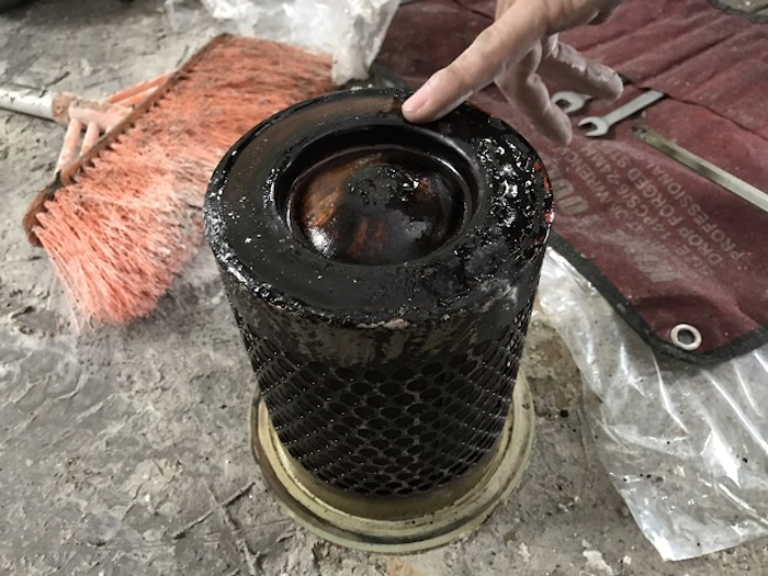 Máy nén khí bị keo dầu đầu trục vít sẽ ảnh hưởng trực tiếp đến hiệu suất