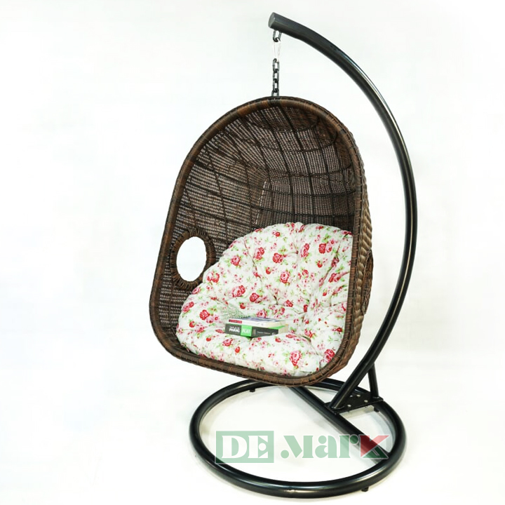 Ghế Xích Đu Trứng Giả Mây MT924 do Demark sản xuất có mức giá xuất xưởng hấp dẫn đi kèm với chất lượng sản phẩm cao cấp. Lồng ghế ngồi xích đu được đan tạo hình bởi những sợi nhựa giả mây mang lại cảm giác hoài cổ, thích hợp trang trí cho những không gian thiết kế nhà tân cổ điển.