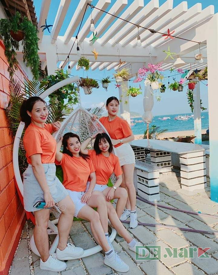 Hình ảnh khách hàng tạo dáng chụp hình với xích đu nhựa giả mây Demark