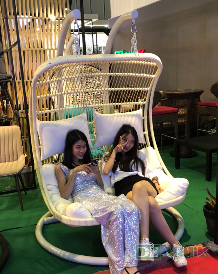 Hình ảnh khách hàng tạo dáng chụp hình với xích đu nhựa giả mây Demark