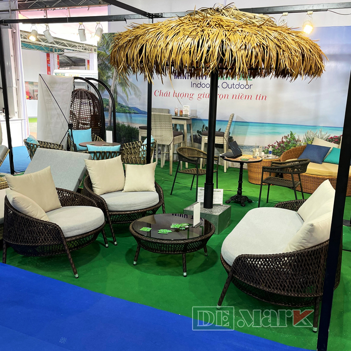 Bàn Ghế Giả Mây kết hợp với dù che nắng