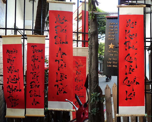 Gợi ý ý tưởng trang trí phòng khách đón tết 2025 Với Câu Đối Đỏ