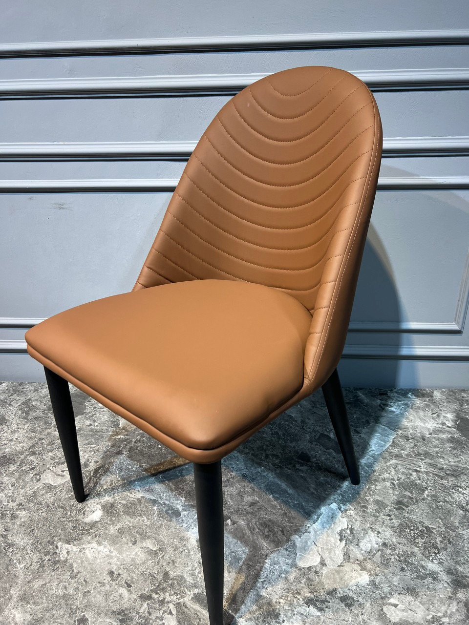 Chi tiết đường chỉ may ghế ăn The Wing