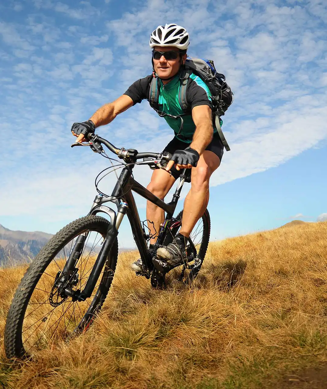 Xe đạp địa hình được thiết kế để đi trên các địa hình đồi núi phức tạp