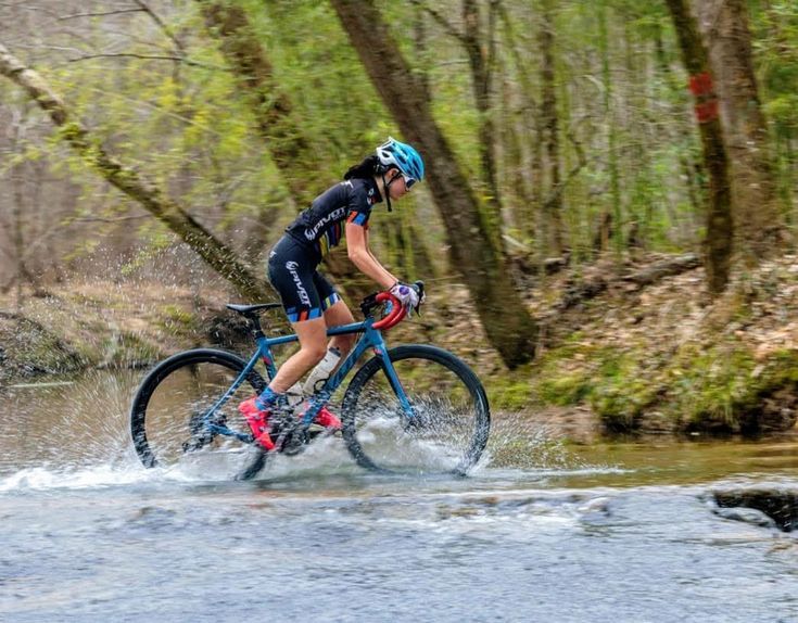 xe-dap-dua-bang-qua-suoi