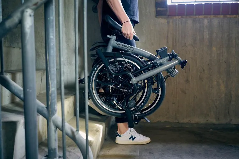 xe đạp gấp siêu nhẹ có khả năng gập gọn dễ dàng mang vác
