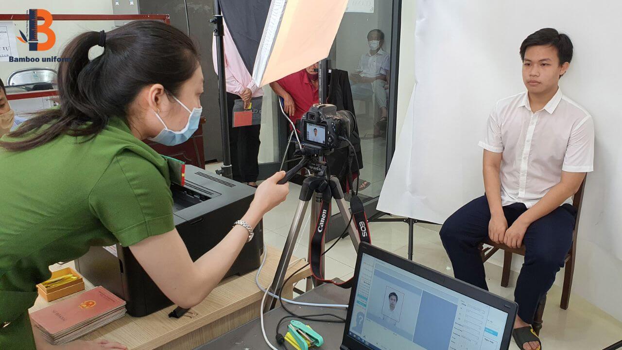 Công dân nên mặc áo thun có cổ hoặc sơ mi để chụp ảnh căn cước