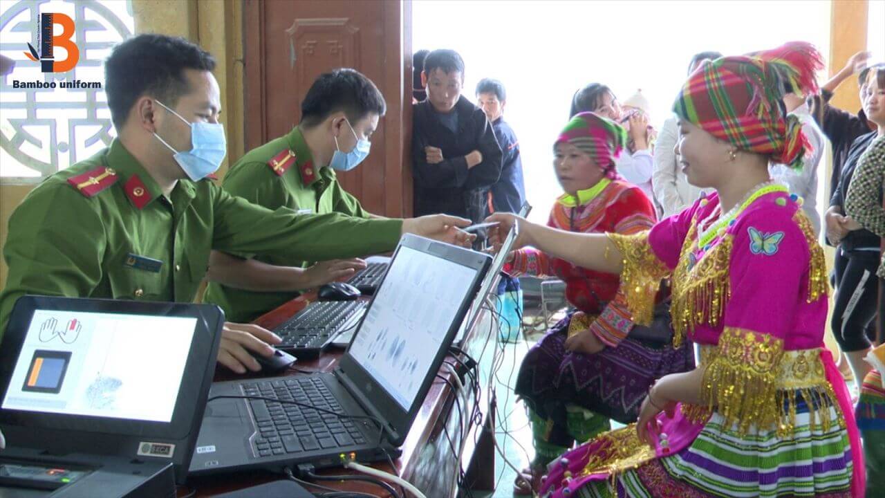 Người dân tộc hoặc tôn giáo có thể mặc lễ phục khi làm căn cước