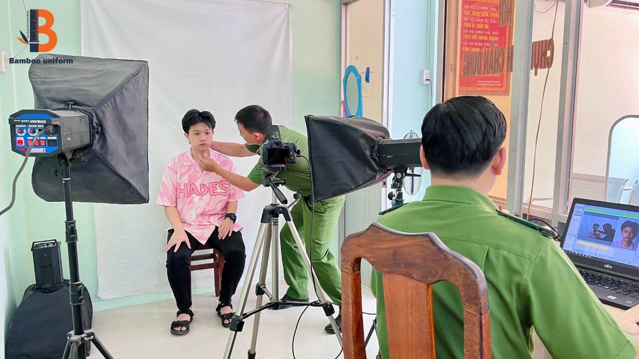 Người làm căn cước có thể cười mỉm tự nhiên khi chụp hình