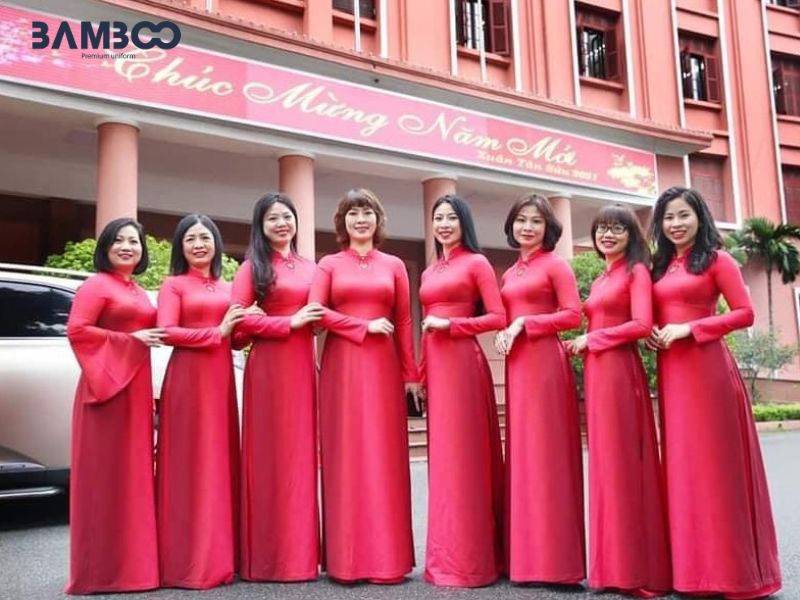 Áo dài đồng phục đỏ truyền thống