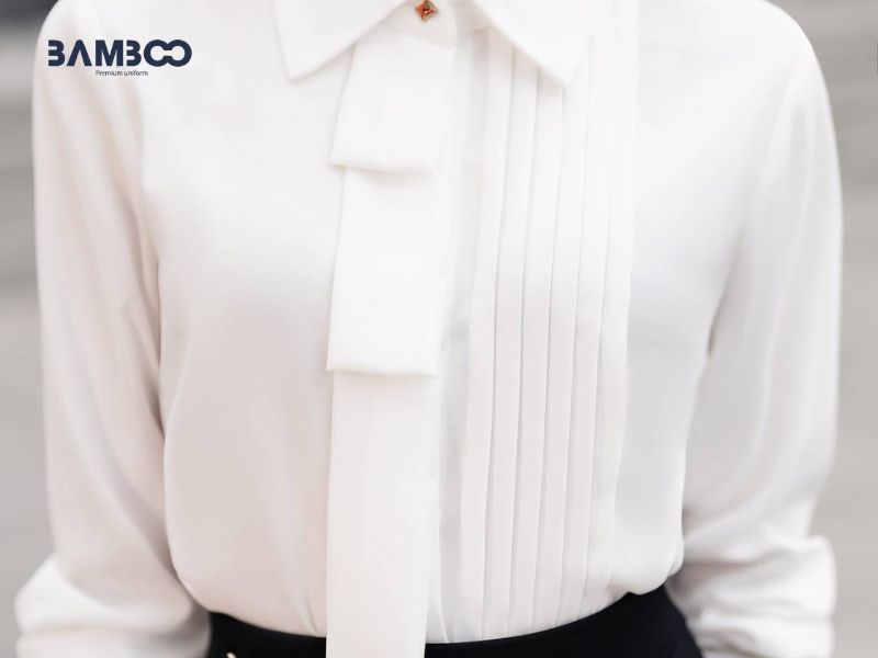 Áo xếp ly trước ngực tạo điểm nhấn tinh tế và sang trọng