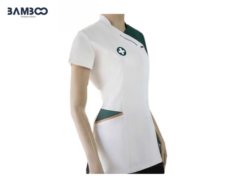 Áo spa trắng phối xanh lá thiết kế tinh tế, ôm vừa vặn cơ thể đảm bảo thoải mái khi vận động