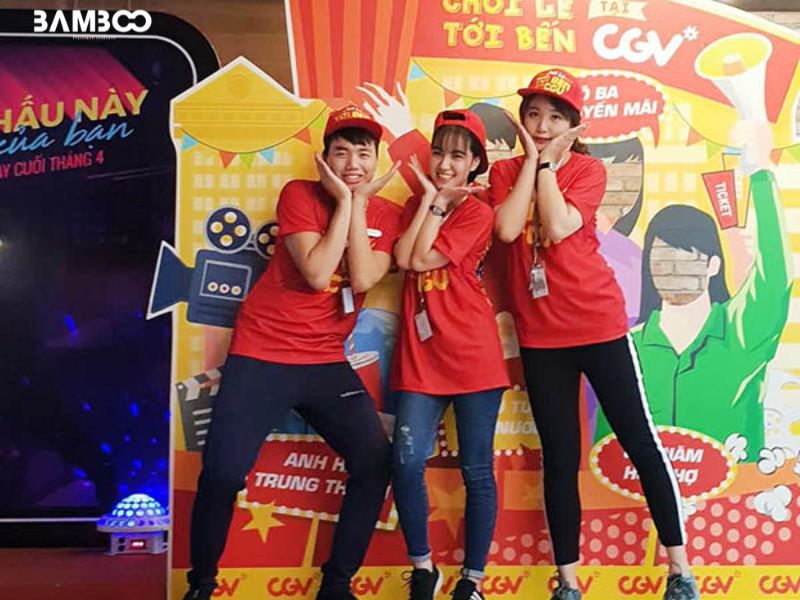 Áo thun nhân viên rạp chiếu phim chọn màu sắc phù hợp giúp nhận diện thương hiệu