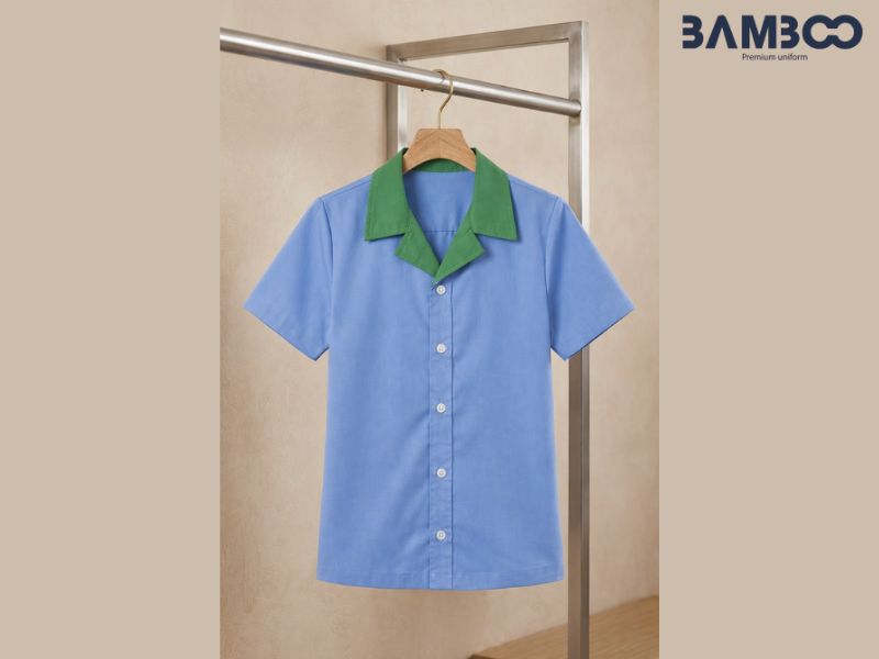 Bảo quản áo tạp vụ xanh dương cổ xanh lá bằng cách giặt nhẹ, tránh nắng gắt và ủi nhiệt thấp