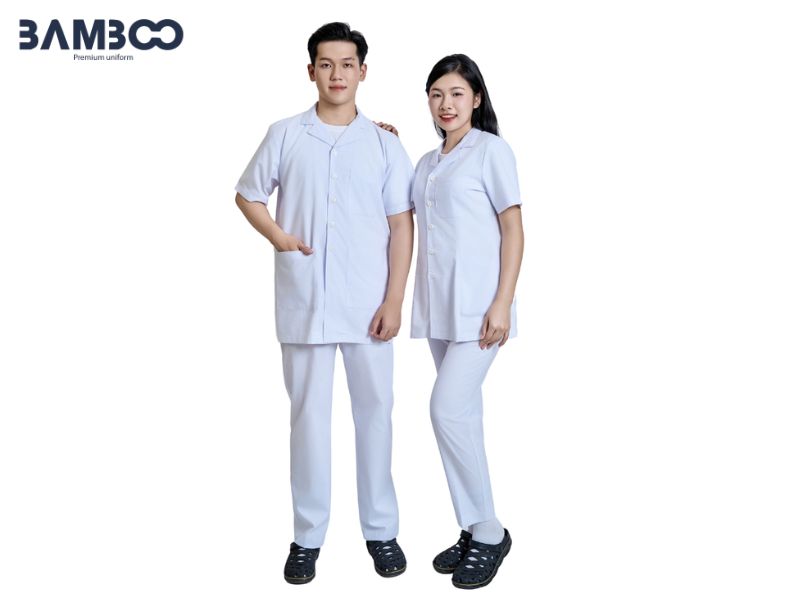 Trang phục phẫu thuật gồm áo xanh cổ tròn, quần ống rộng kháng khuẩn và tuân thủ nghiêm quy tắc vô khuẩn