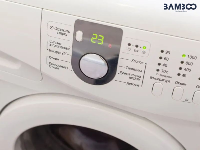 Không nên giặt blazer bằng máy giặt vì có thể phá hủy cấu trúc phom dáng và các bộ phận cứng bên trong áo