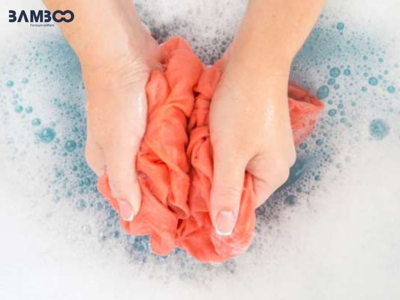 Nên giặt quần áo màu cam nhẹ nhàng để bảo vệ chất liệu vải và các chi tiết in/thêu
