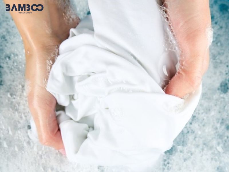 Lộn trái áo trước khi giặt để giảm ma sát trực tiếp của hình in với lồng máy giặt và các quần áo khác, bảo vệ độ bền của mực