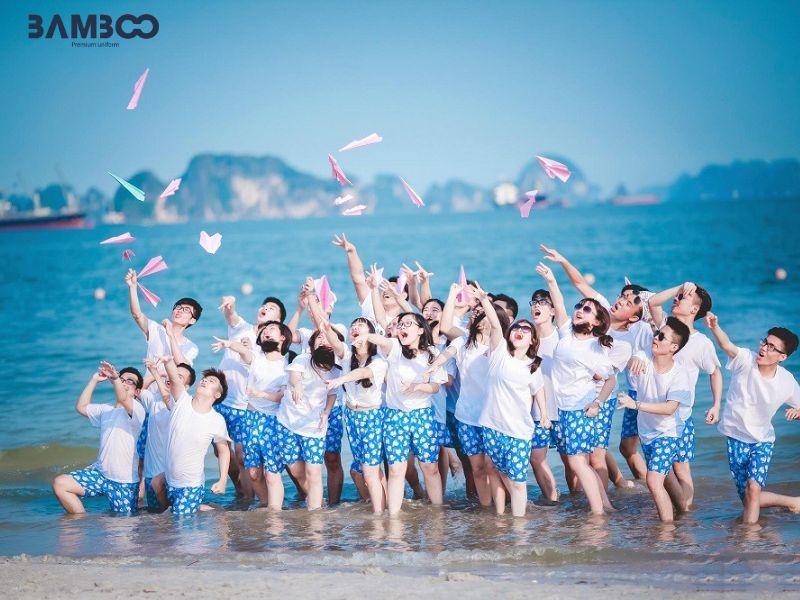 Bí quyết phối đồng phục du lịch nhóm với áo phông