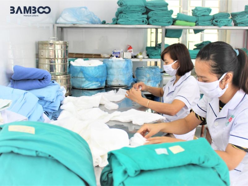 Bảo quản trang phục y tế nên phân loại theo chất liệu, treo hoặc gấp gọn gàng