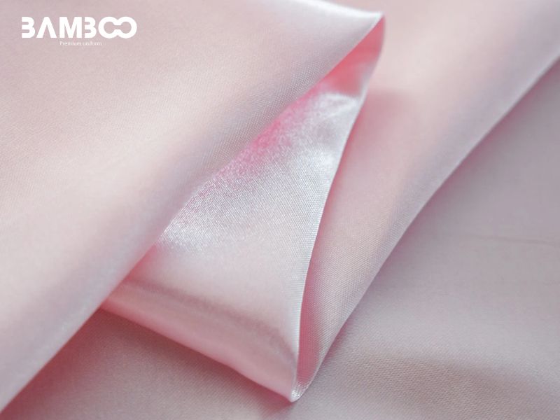 Chất liệu đồng phục hồng đa dạng như thun, polo, Kate, nỉ, kaki, satin, bền đẹp và giữ màu tốt