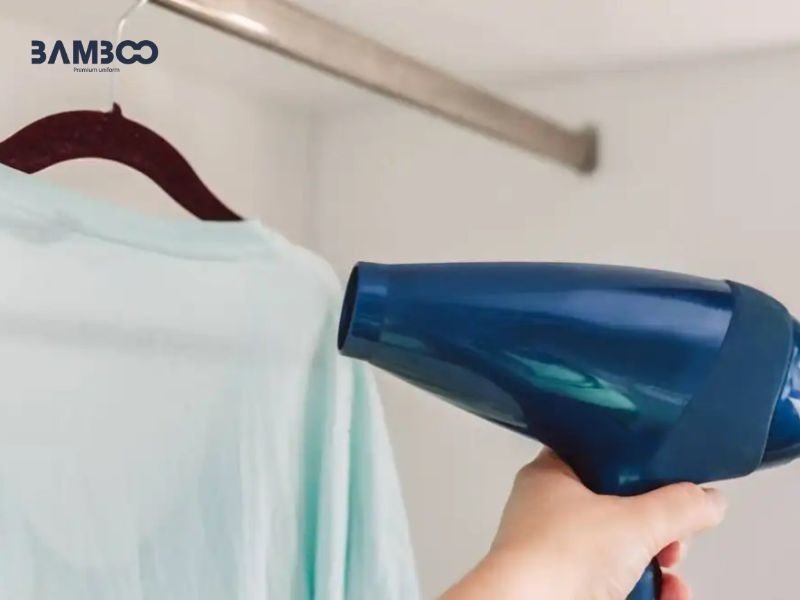 Cách làm phẳng áo bị nhăn bằng máy sấy tóc