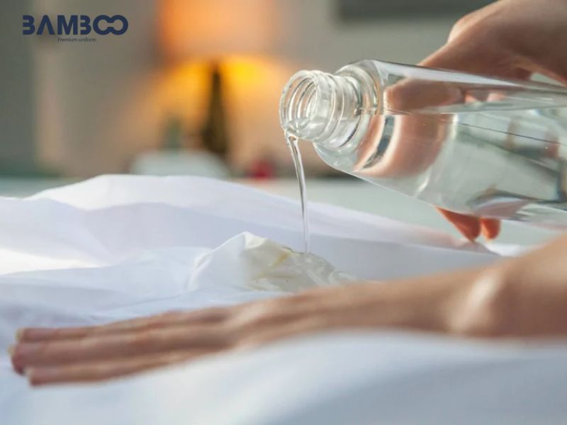 Cách tẩy vết ố vàng trên áo đồng phục bằng giấm ăn