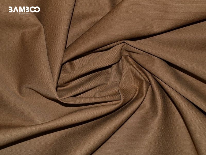 Vải may đồng phục nâu ưu tiên lụa sang trọng, polyester bền bỉ và các loại vải co giãn thoáng mát