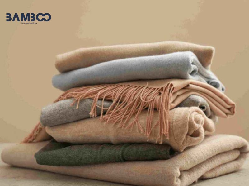 Vải cashmere được dệt từ lớp lông tơ mềm mịn của dê cashmere mịn, nhẹ và ấm áp