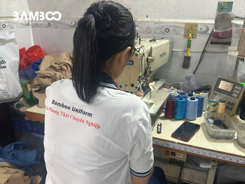 Chọn xưởng may uy tín có thiết kế mẫu chuẩn, máy móc hiện đại, QC chặt chẽ và cam kết hậu mãi rõ ràng