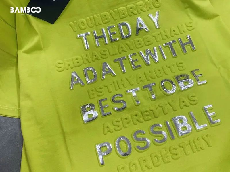 In họa tiết và chữ nổi có màu