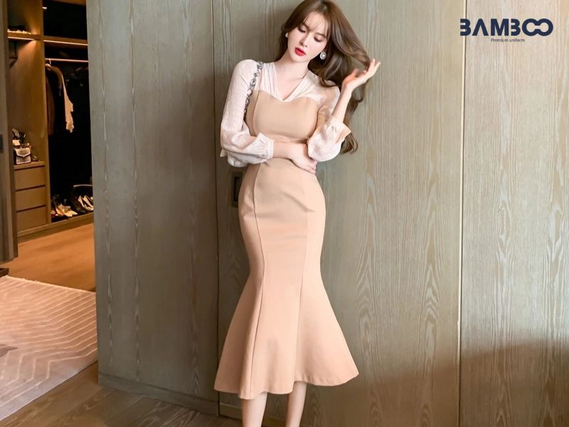 Đầm đuôi cá phần thân ôm nhẹ kết hợp chân váy xòe tạo nhịp điệu uyển chuyển theo từng bước đi